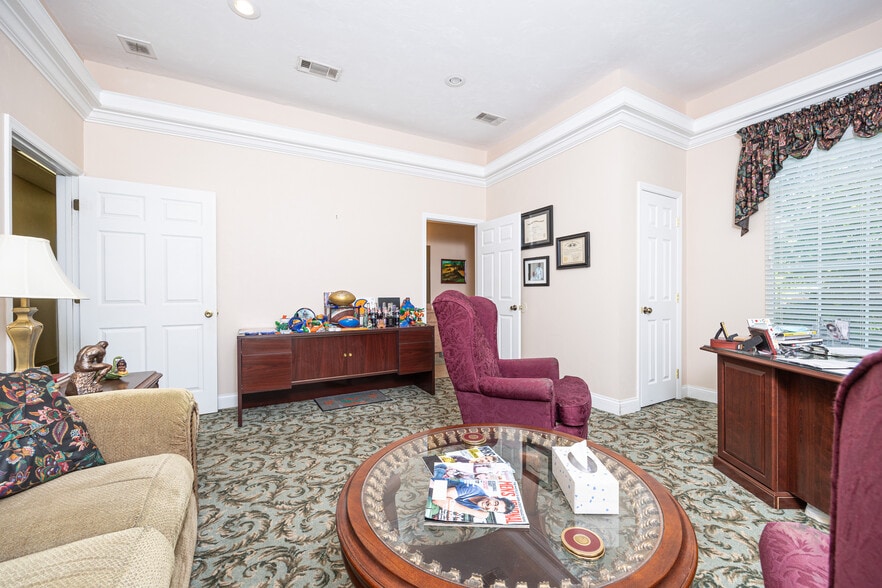 More Photos Of 165 SW Vision Gln, Lake City Office For Sale