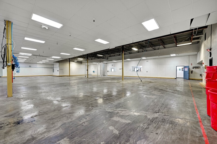 More Photos Of 100 Chamber Plz, Charleroi Supermarket For Lease