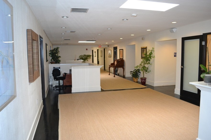 More Photos Of 10960 Ventura Blvd, Studio City Office For Lease