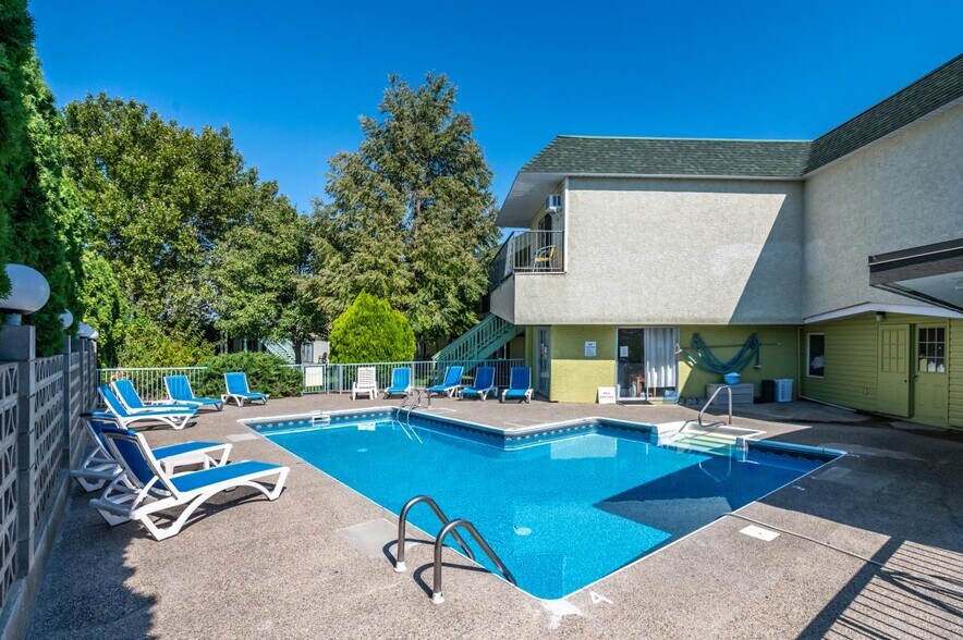 More Photos Of 6203 Willow Av, Summerland Hotel For Sale