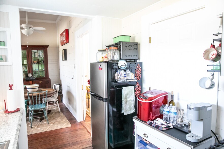 More Photos Of 13404 Washington St, Burton Specialty For Sale