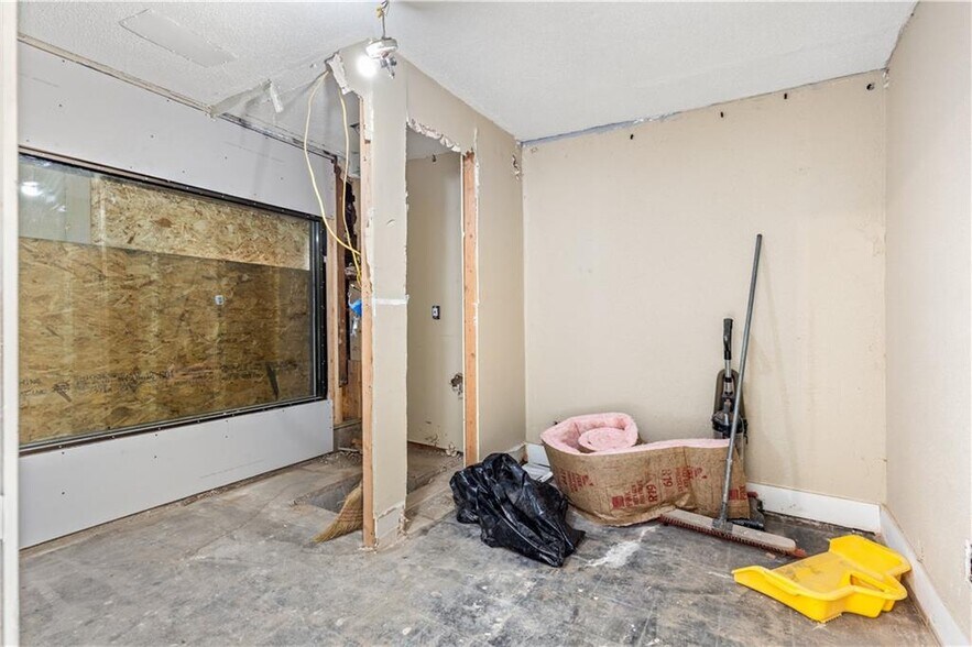 More Photos Of 1720 Quindaro Blvd, Kansas City General Retail For Sale