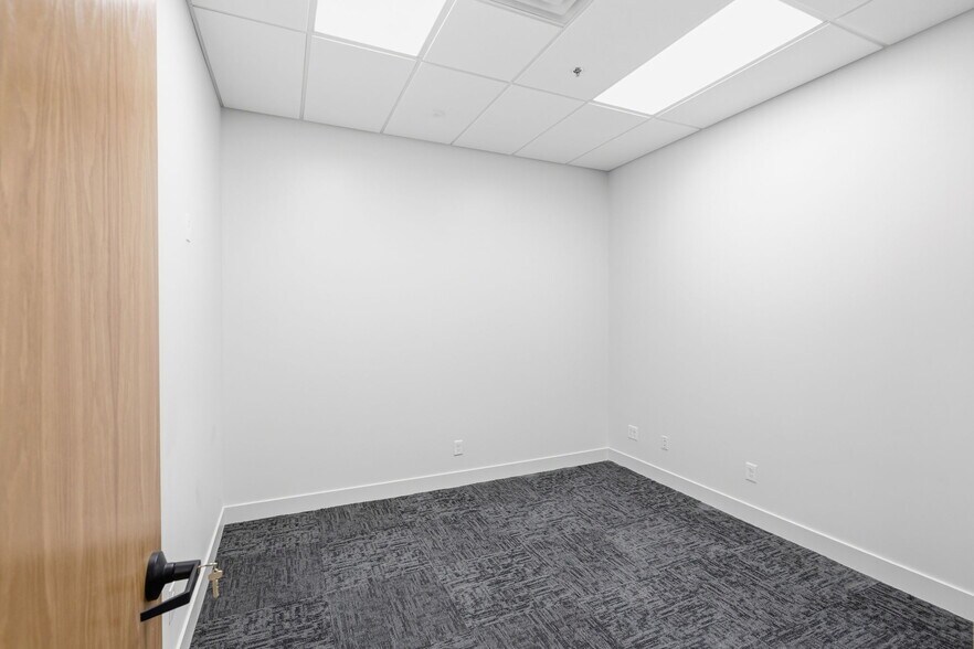 More Photos Of 1360 Horizon Ave, Lafayette Warehouse For Lease