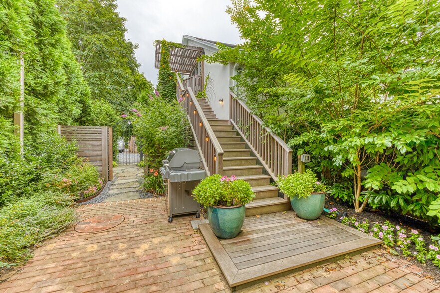 More Photos Of 126-130 N Main St, East Hampton Office For Lease