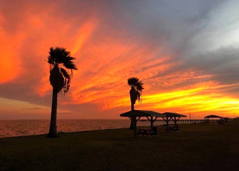 More Photos Of 316 Main St st, Seadrift Light Manufacturing For Sale