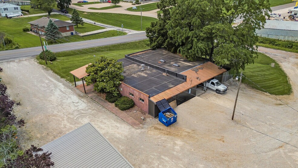 More Photos Of 1401 E Main St, Linn Flex For Sale