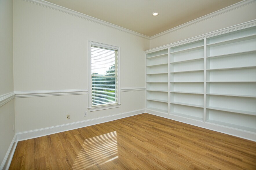 More Photos Of 21000 Torrence Chapel Rd, Cornelius Office Residential For Lease