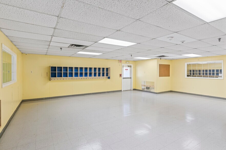 More Photos Of 211 Edds Ln, Sterling Schools For Sale