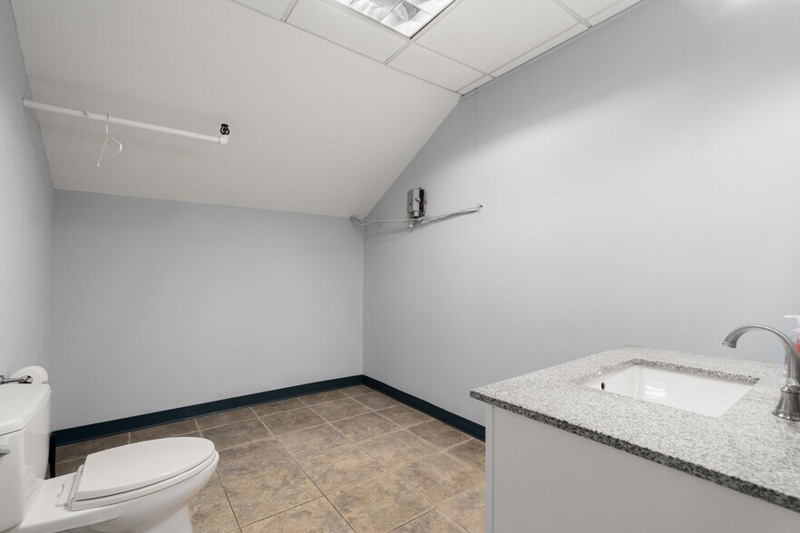 More Photos Of 109 Talcott Rd, West Hartford Manufacturing For Sale