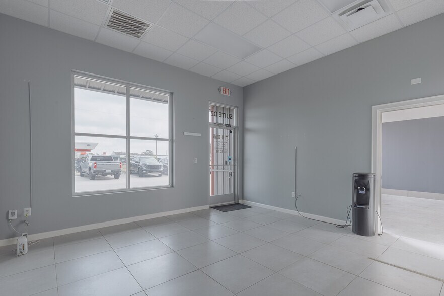 More Photos Of 8990 Parkwest Dr, Houston Showroom For Lease