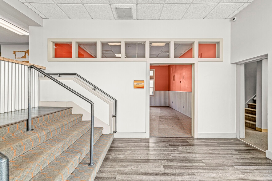 More Photos Of 2601 E 56th St, Indianapolis Light Distribution For Sale