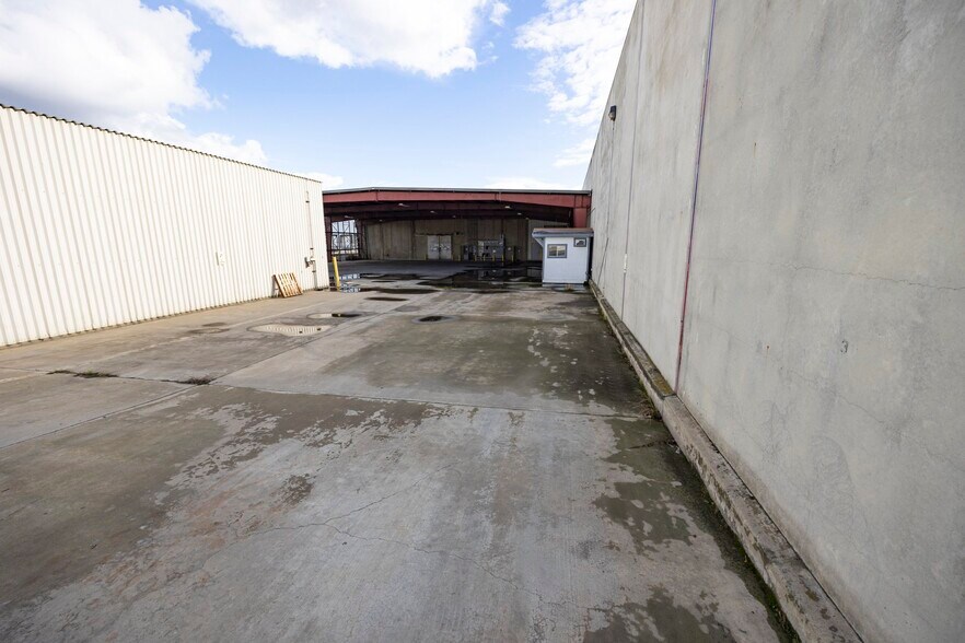 More Photos Of 200 N Uruapan Way, Dinuba Warehouse For Sale