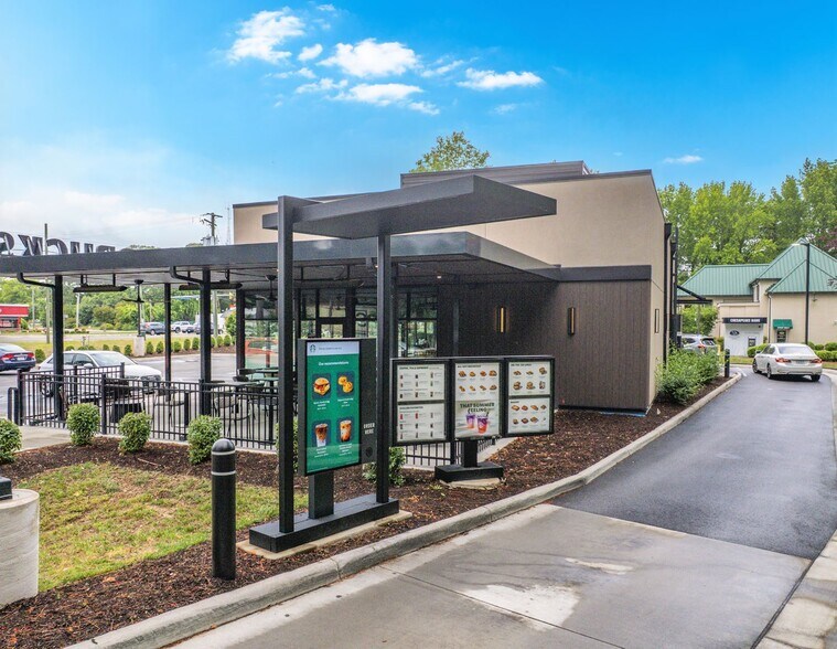 More Photos Of 3019 George Washington Memorial Hwy, Hayes General Retail For Sale
