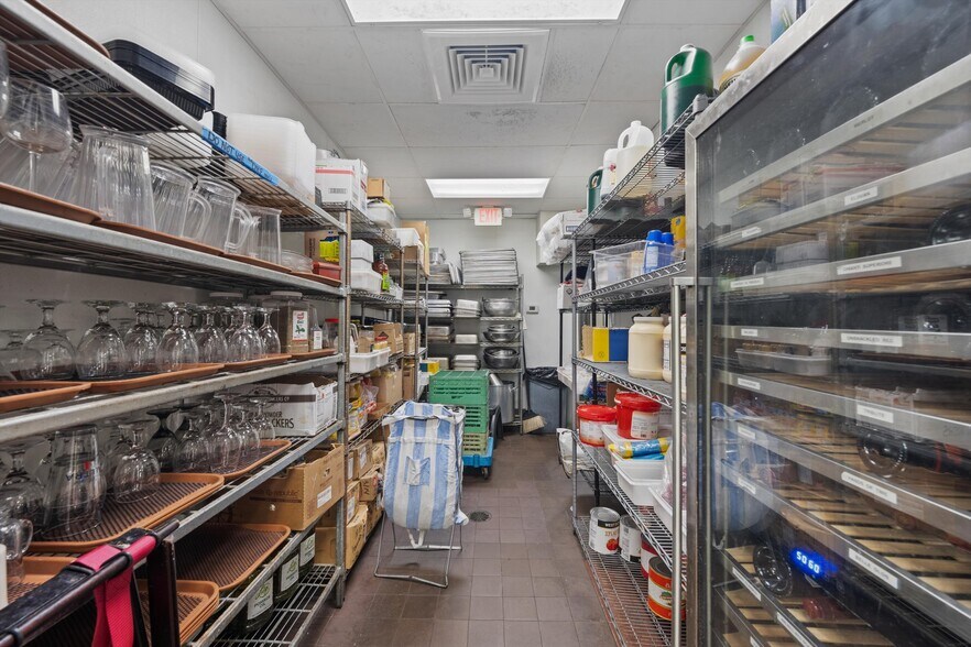 More Photos Of 514 NW Dixie Hwy, Stuart General Retail For Sale