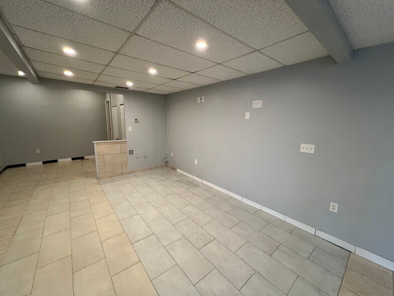 More Photos Of 8610 N Suwanee Ave, Tampa General Retail For Sale