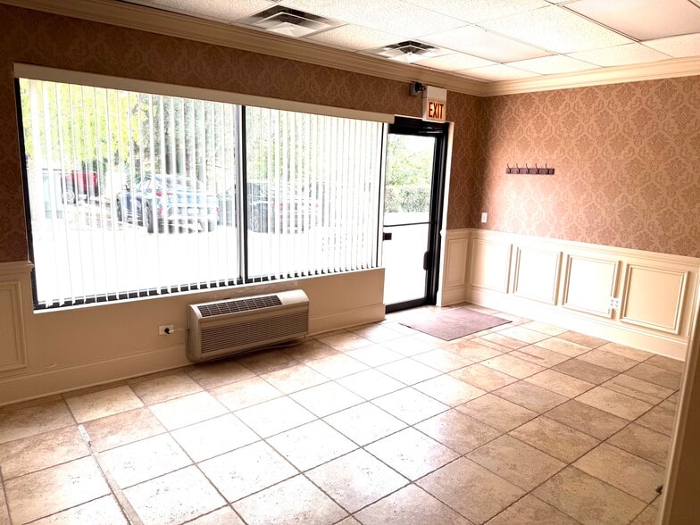 More Photos Of 880 W Lake St, Roselle Warehouse For Lease