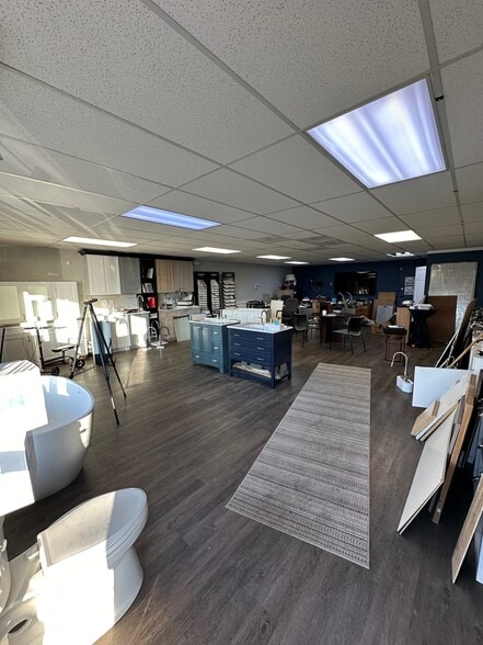 More Photos Of 116-134 Peterson Rd, Libertyville Unknown For Lease