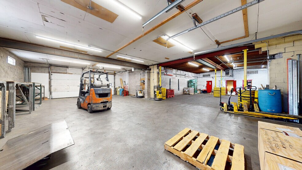 More Photos Of 662 15 St SW, Medicine Hat Industrial For Sale