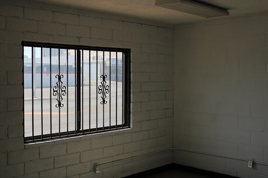 More Photos Of 1700 Western Ave, Las Vegas Industrial For Lease