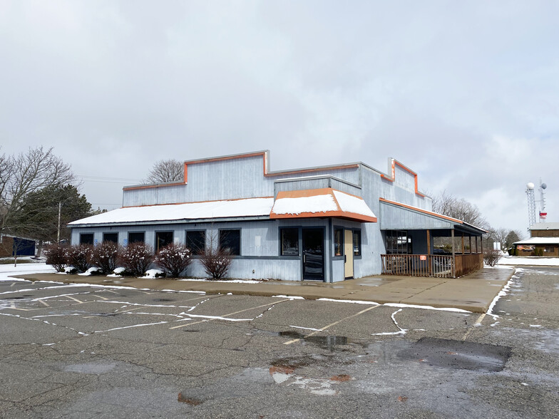 Primary Photo Of 172 E Edgewood Blvd, Lansing Restaurant For Lease