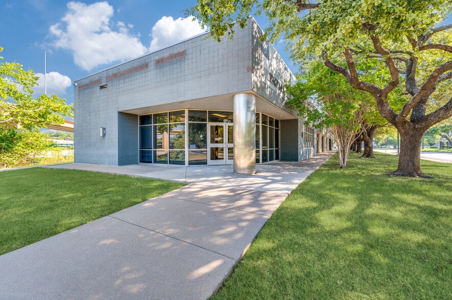 More Photos Of 10105 W Technology Blvd, Dallas Industrial For Sale