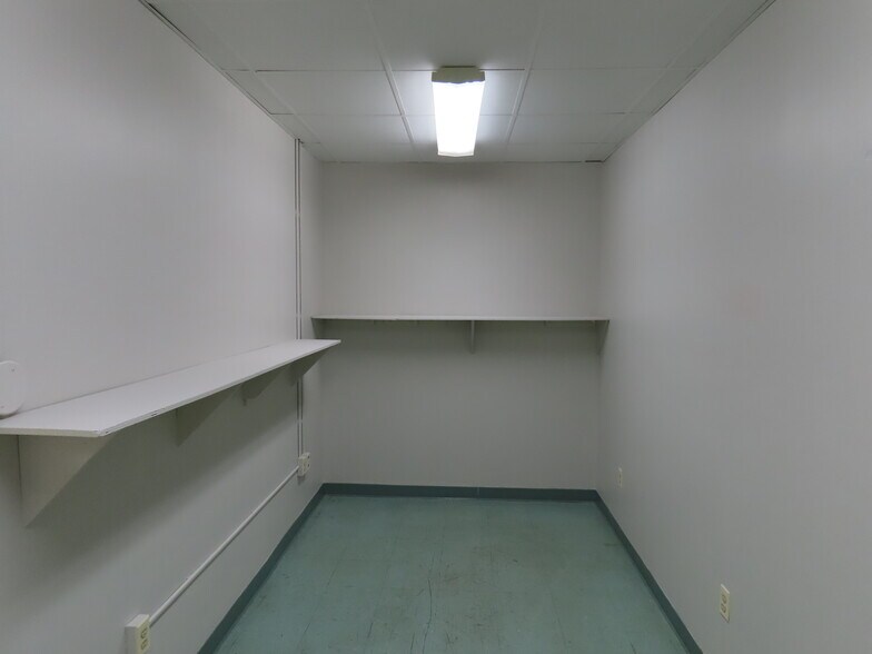 More Photos Of 329 Otter St, Bristol Flex For Lease