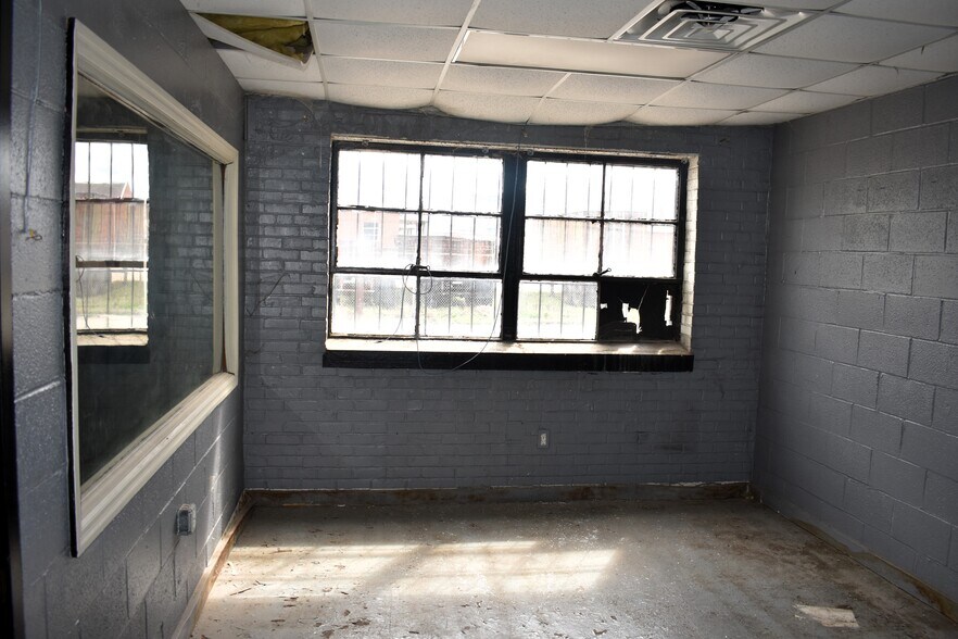 More Photos Of 37 E Railroad St, Montgomery Warehouse For Lease