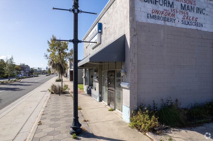 More Photos Of 1642 N Main St, Jacksonville General Retail For Sale