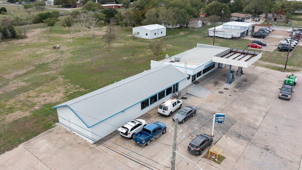 More Photos Of 103 Henderson St, Palacios Convenience Store For Sale