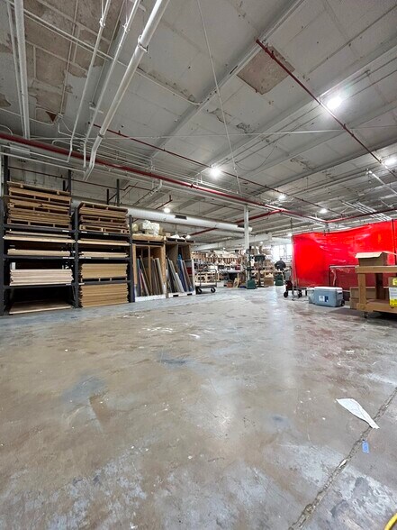 More Photos Of 4242 W Bryn Mawr Ave, Chicago Manufacturing For Lease