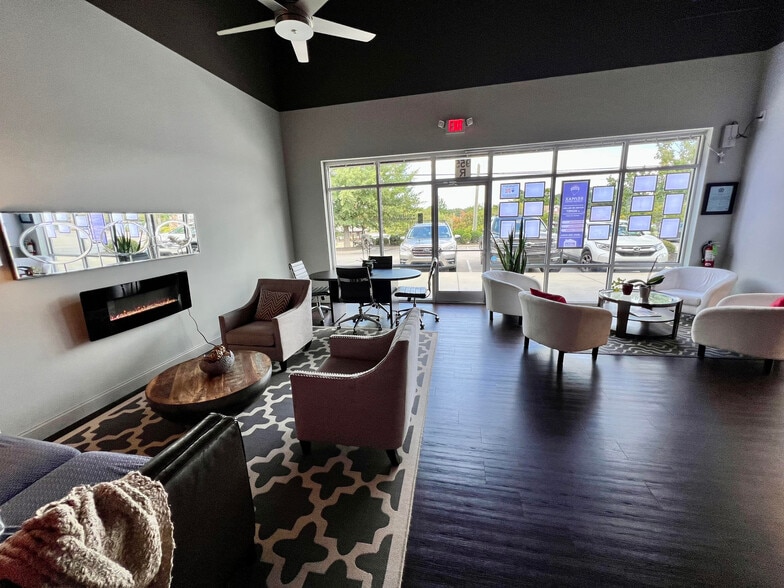 More Photos Of 955 E Main St, Lexington Freestanding For Lease