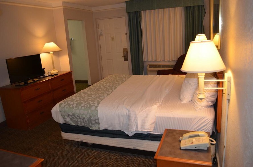 More Photos Of 5201 N State Line Ave, Texarkana Hotel For Sale