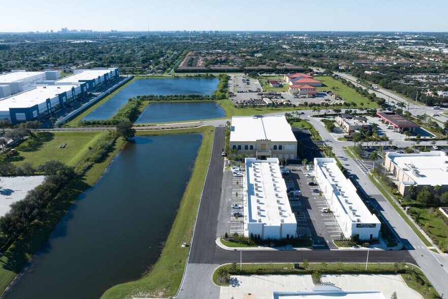 More Photos Of 230 N Congress, Lake Park Flex For Lease