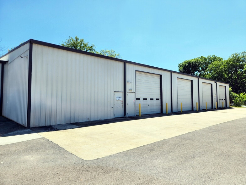More Photos Of 126 N Garnett Rd, Tulsa Unknown For Lease