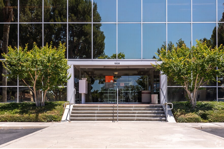 More Photos Of 1915 W Orangewood Ave, Orange Unknown For Lease