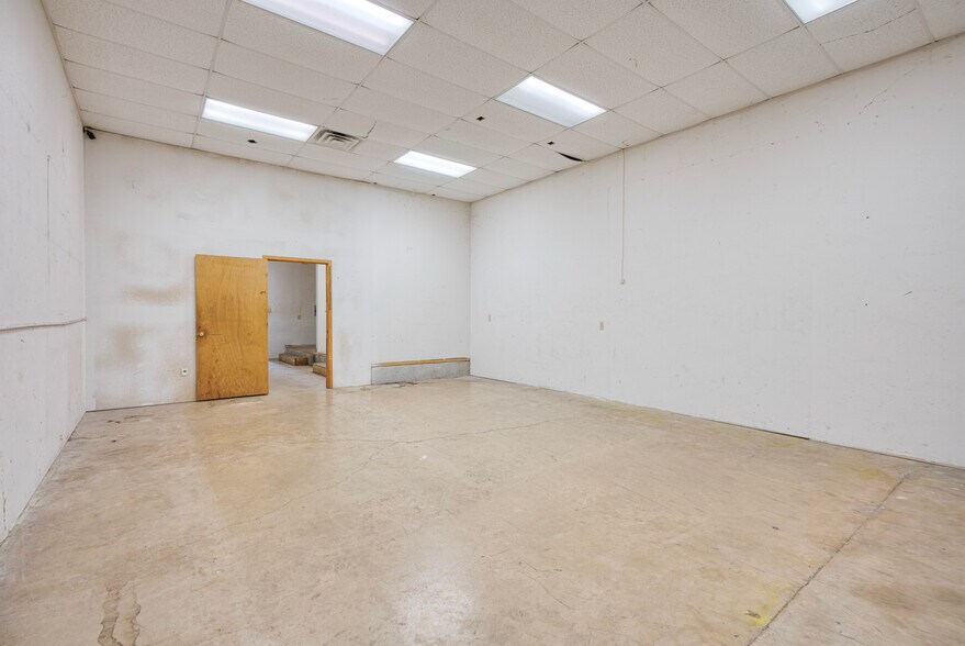 More Photos Of 2800 NE Loop 410, San Antonio Light Distribution For Lease