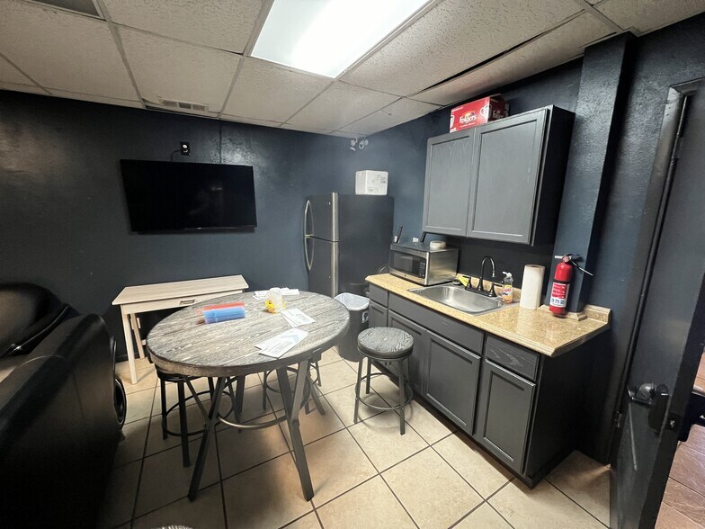 More Photos Of 1406 Forest Ln, Garland Storefront Retail Office For Lease