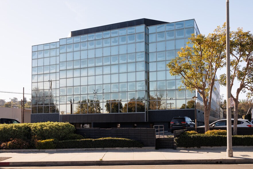 More Photos Of 22801 Ventura Blvd, Woodland Hills Office For Lease