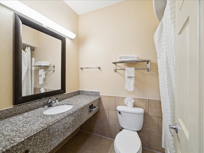 More Photos Of 15830 E Freeway Service Rd, Channelview Hotel For Sale