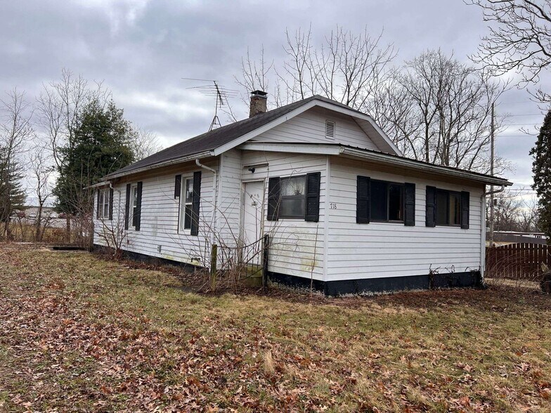 Primary Photo Of 718 N Illinois St, Tilden Specialty For Sale