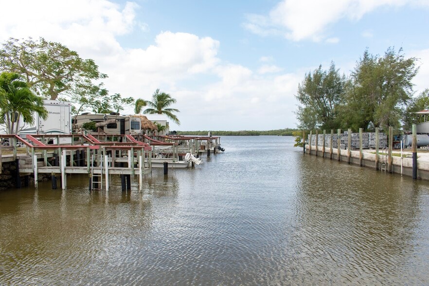 1180 Chokoloskee Dr, Chokoloskee, FL 34138 Hotel For Sale