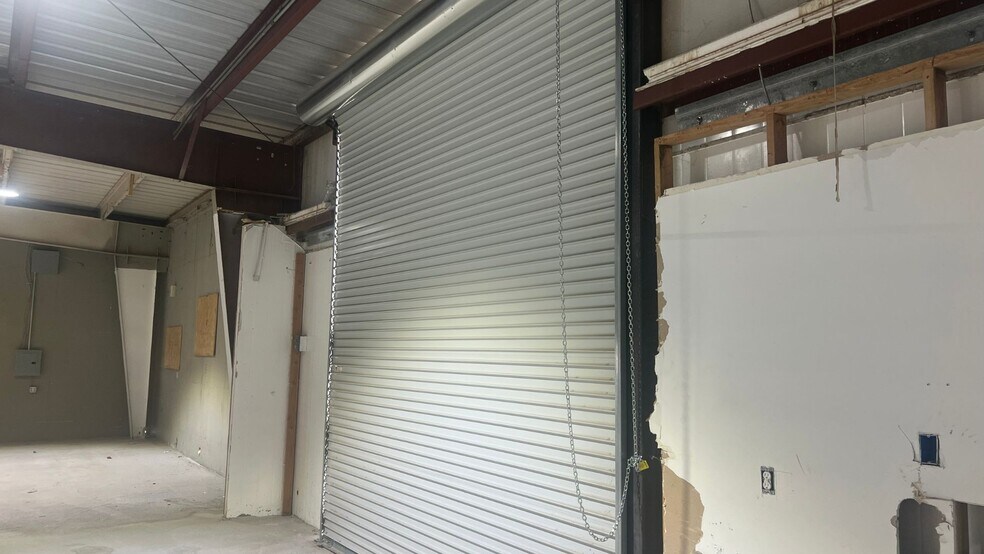 More Photos Of 30075 Grand Ave, Winchester Service For Lease