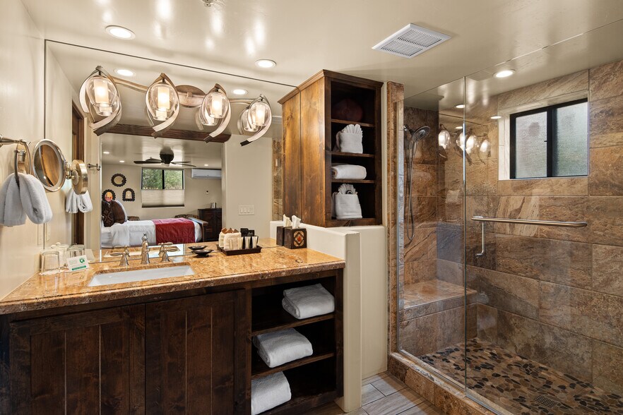 More Photos Of 55 Hozoni Dr, Sedona Hotel For Sale