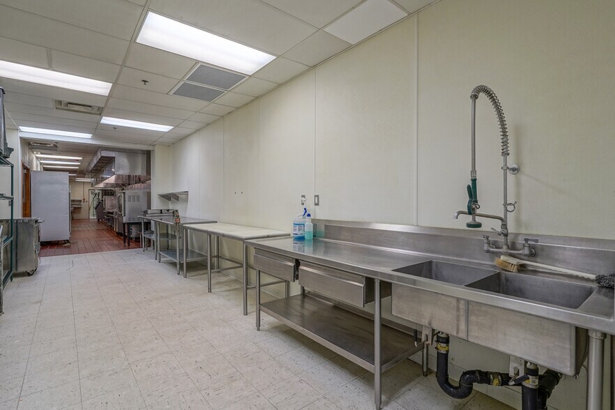 More Photos Of 3450 Gateway Dr, Grand Forks Restaurant For Lease