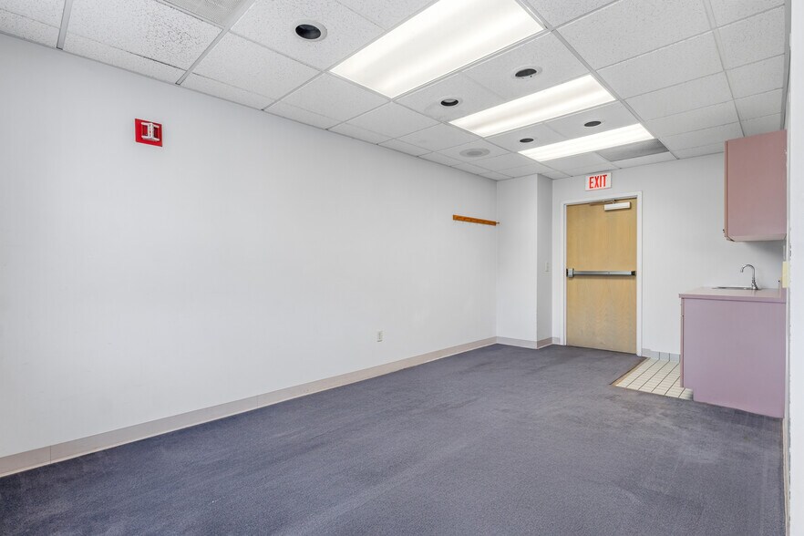More Photos Of 320 Phillips St, North Kingstown Medical For Sale