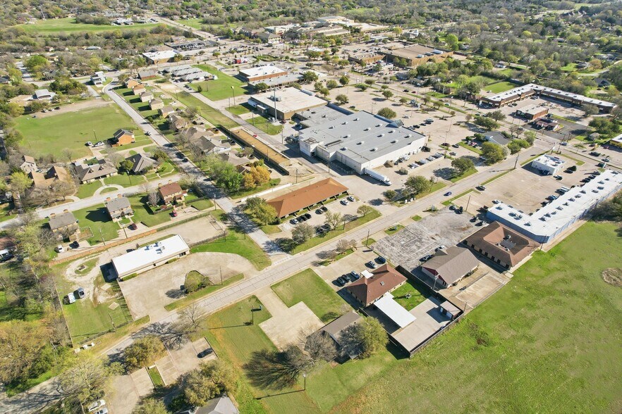 More Photos Of 216 Dalton Dr, DeSoto Office For Lease