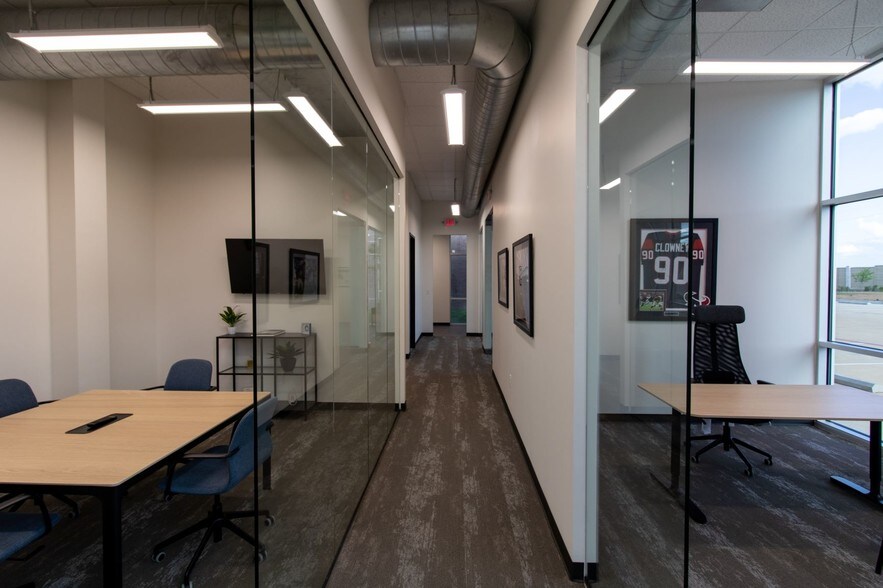 More Photos Of 1363 Brumlow Ave, Southlake Flex For Sale