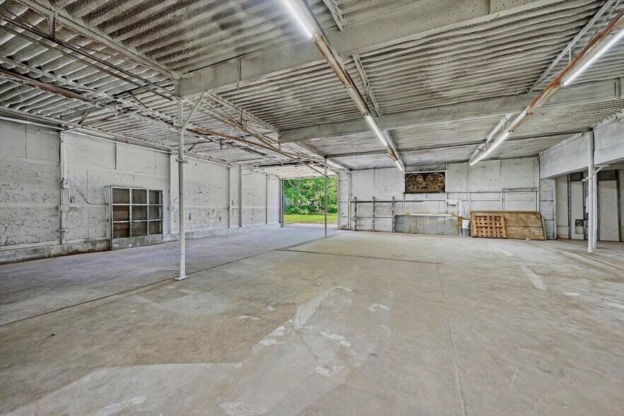 More Photos Of 613 S Armstrong Ave, Denison Warehouse For Sale