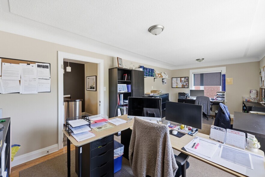More Photos Of 58 King St W, Hamilton Office For Sale