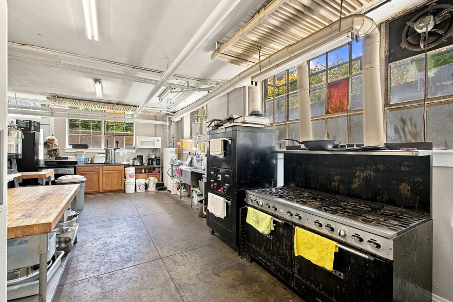 More Photos Of 210 Parkway Ave, Cincinnati Specialty For Sale
